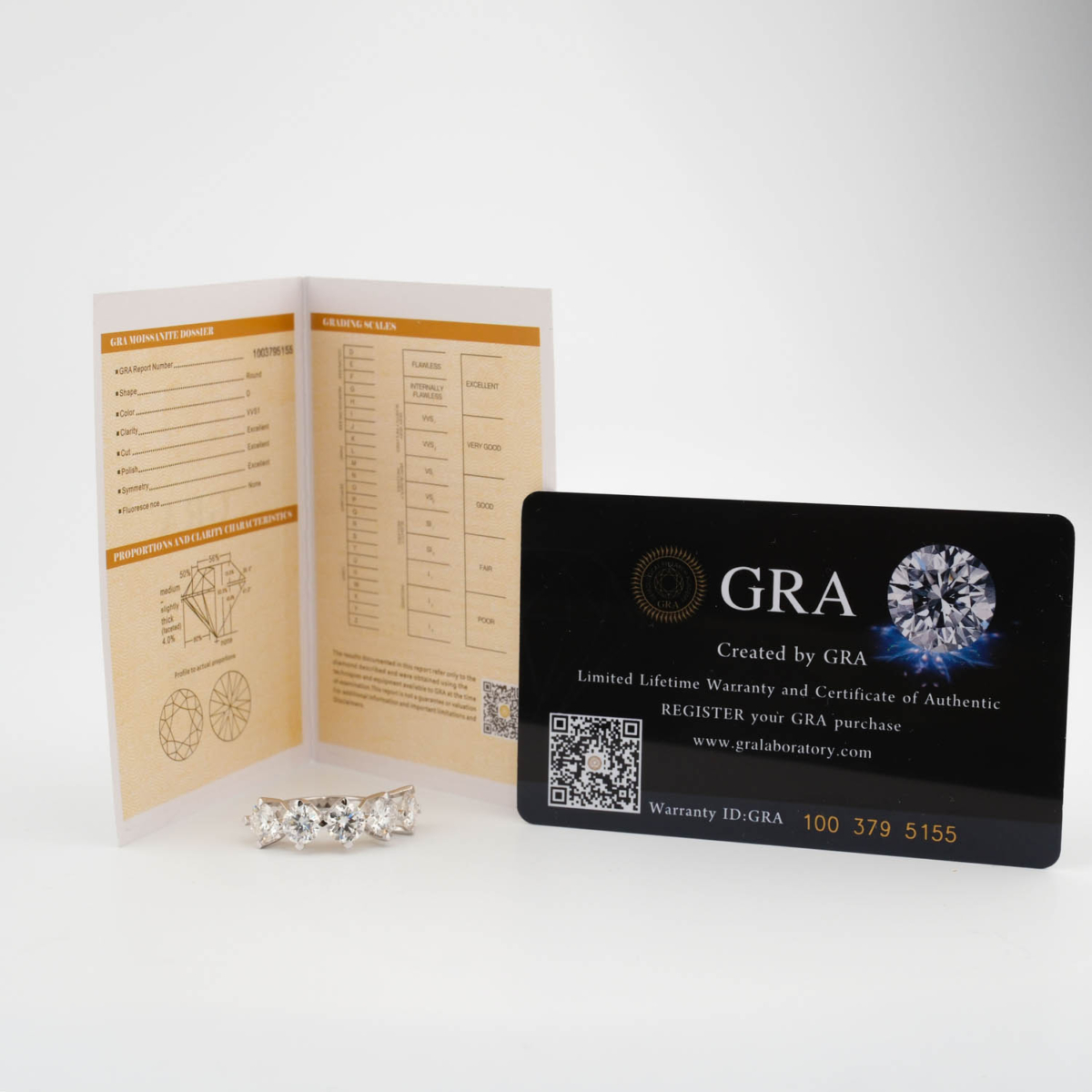 Bague de luxe en argent sterling 925 orné de cinq pierres moissanite certifiées originales de 4 carats coupe ronde avec certificat GRA.