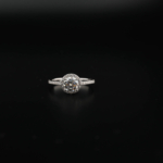 Anillo de diseño de lujo en plata de ley 925 halo, adornado con una moisanita natural certificada por GRA de corte redondo.