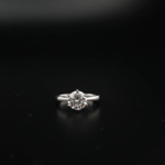 Anillo de diseño de lujo en plata de ley 925 solitario, adornado con una moisanita natural certificada de corte redondo.