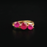 Anillo de diseño de lujo para mujer en plata de ley 925 chapado en oro, adornado con tres rubíes naturales de corte faceteado.