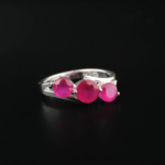 Bague de luxe pour femme en argent sterling 925 ornée de trois rubis naturels originaux coupe facettée.