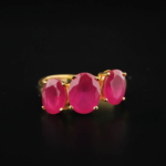 Anillo de diseño de lujo para mujer en plata de ley 925 chapado en oro, adornado con tres rubíes naturales ovalados.