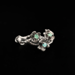 Anello di design di lusso in argento sterling 925 brunito, ornato con tre gemme di smeraldo naturale a taglio rotondo.