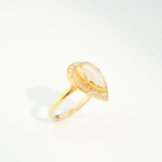 Bague de prestige pour femme ornée d'une pierre de lune naturelle originale taille poire avec émail et dorure sur argent 925.