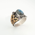 Anillo de diseño artesanal adornado con gemas de labradorita y turmalina natural original en plata de ley 925.