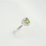 Bague d'élégance pour femme ornée d'un péridot naturel original taille trillion sur argent 925.
