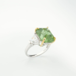 Bague de prestige pour femme ornée d'un péridot rutilé naturel original de 16,17 carats sur monture en argent 925 avec zircons trapezoidaux.