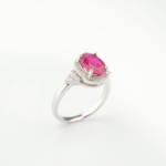 Bague d'élégance pour femme ornée d'un rubis naturel original entouré de zircons sur monture en argent 925.