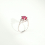 Bague d'élégance pour femme ornée d'un rubis naturel original taille ovale sur argent 925.