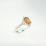 Bague de prestige pour femme ornée d'un saphir jaune naturel original de 4,10 carats entouré de zircons marquise sur argent 925.