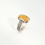 Anillo de diseño artesanal adornado con gema de zafiro amarillo natural original de 8,25ct en plata de ley 925.