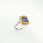 Bague de prestige pour femme ornée d'un saphir bleu naturel original de 1,85 carat entouré d'un double halo de zircons sur argent 925.