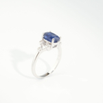 Bague d'élégance pour femme ornée d'un saphir bleu naturel original taille ovale sur argent 925.