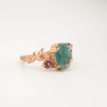 Anillo de diseño de rama para mujer en plata de ley 925 chapado en oro rosa, adornado con una esmeralda de Afganistán y turmalinas rosas.