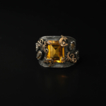 Anillo de diseño de armadura para hombre en plata de ley 925 oxidada, adornado con una gema de citrino natural de corte faceteado y detalles dorados.
