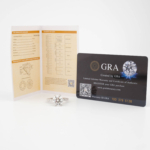 Bague de luxe en argent sterling 925 orné de cinq pierres moissanite certifiées originales de coupe ronde avec certificat GRA.