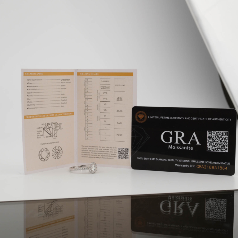 خاتم نسائية فاخر من الفضة عيار 925 بتصميم هالو مرصع بحجر المويسانيتي الموثق بشهادة GRA.