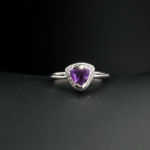Anillo de diseño elegante para mujer adornado con gema de amatista natural original corte trillón en plata de ley 925.