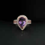 Anillo de diseño de lujo para mujer adornado con gema de amatista natural original corte pera y detalles en oro rosa en plata de ley 925.