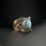 Bague de prestige faite main ornée d'une labradorite et tourmalines naturelles originales sur monture en argent 925.
