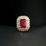 Bague de prestige ornée d'un rubis naturel original de 7,5 carats entouré de cristaux Swarovski sur monture en argent 925.