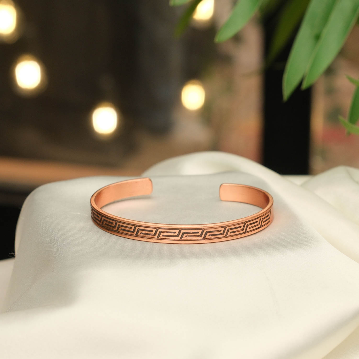 bracciale-cuivre-puro-sottile-artigianale-meandro-greco Dış yüzeyinde eskitme çizgili antik Grek anahtarı labirent motifleri bulunan narin tasarımlı saf bakır ayarlanabilir ince bileklik modeli.