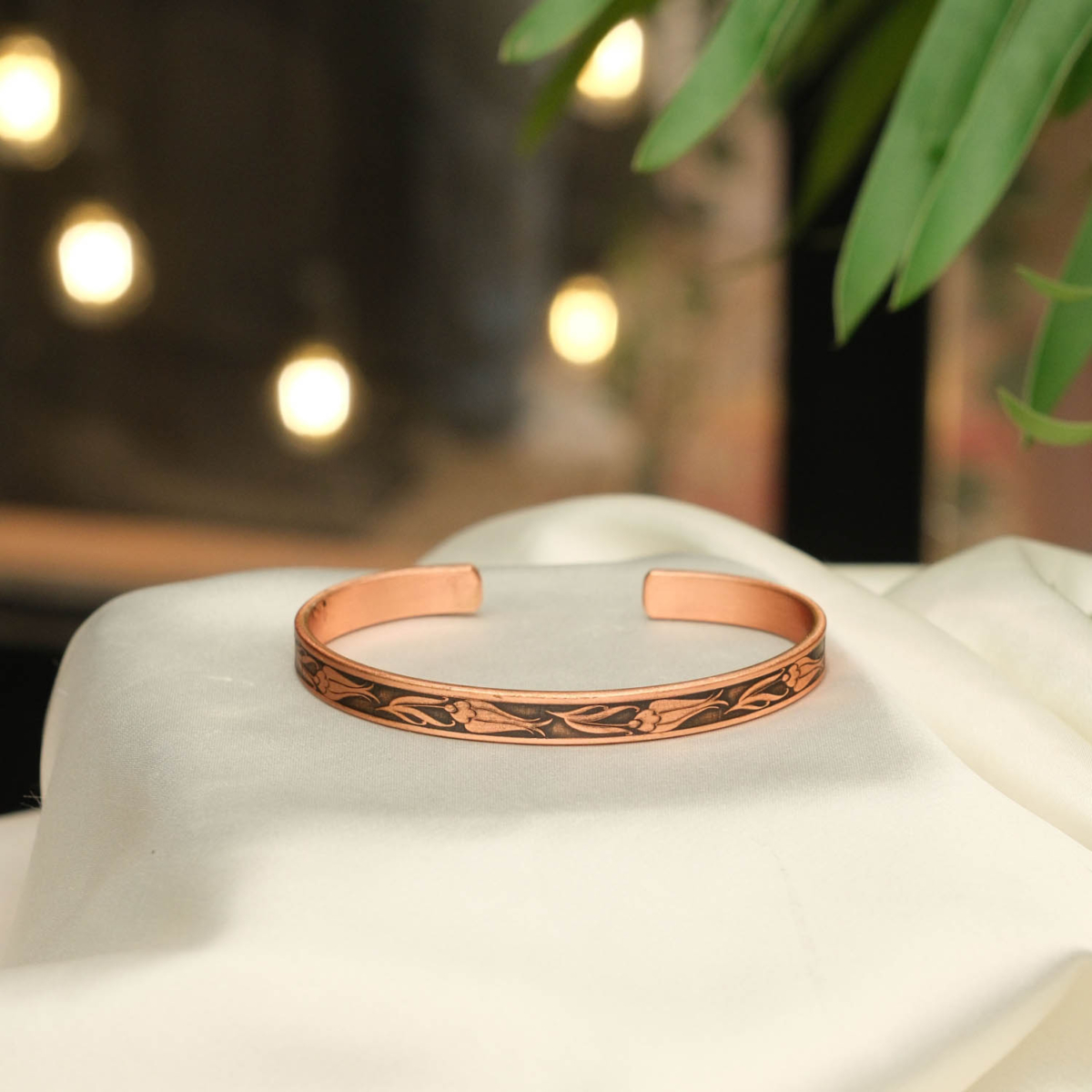 Handgearbeitetes dünnes Armband aus originalem purem Kupfer mit traditionellem Tulpen-Muster außen.