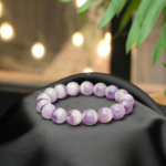 Design-Armband aus originalen großen 12-13mm zweifarbigen Amethyst-Natursteinen im glatten Rundperlen-Schliff.