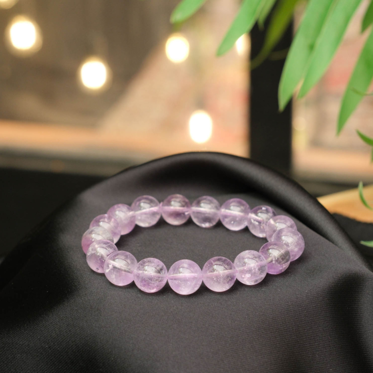 Klassisches Design-Armband aus originalen 12-13mm 5A+ lavendel-farbenen Amethyst-Natursteinen im glatten Rundperlen-Schliff.
