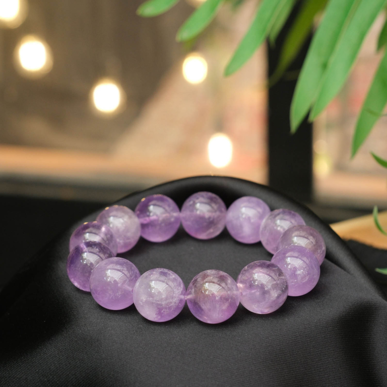 Klassisches Design-Armband aus originalen 18-19mm 5A+ lavendel-farbenen Amethyst-Natursteinen im glatten Rundperlen-Schliff.