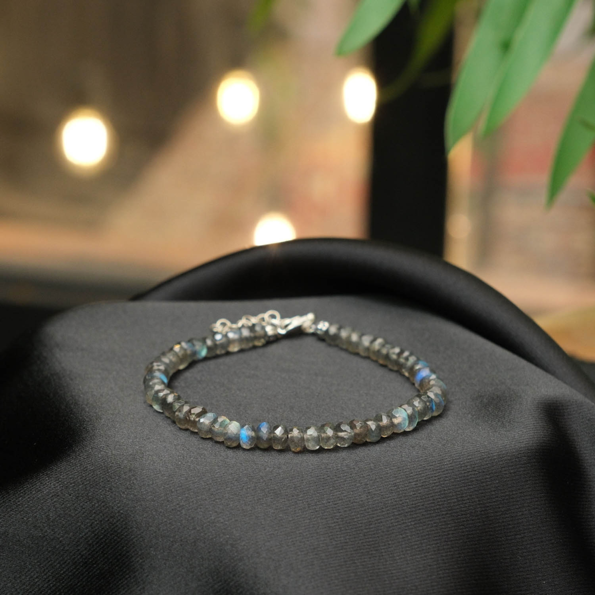 Zartes Design-Armband aus originalen fasetten-geschliffenen 3,5-5,5mm 6A+ Labradorit-Natursteinen mit hochwertigem 925er Silber.