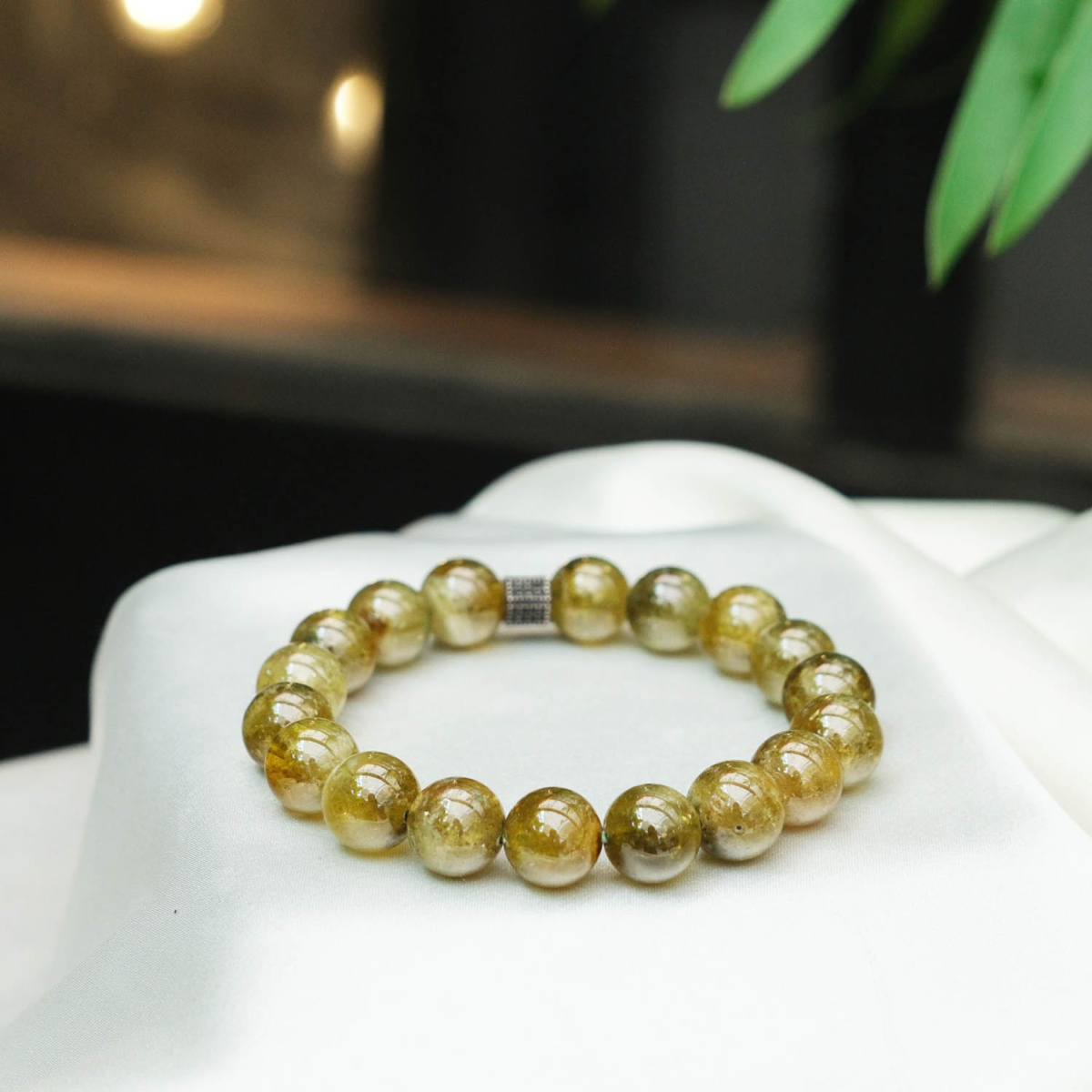 Design-Armband aus originalen 10-11mm 6A+ Peridot-Natursteinen mit silbernem Zwischenperlen-Detail.