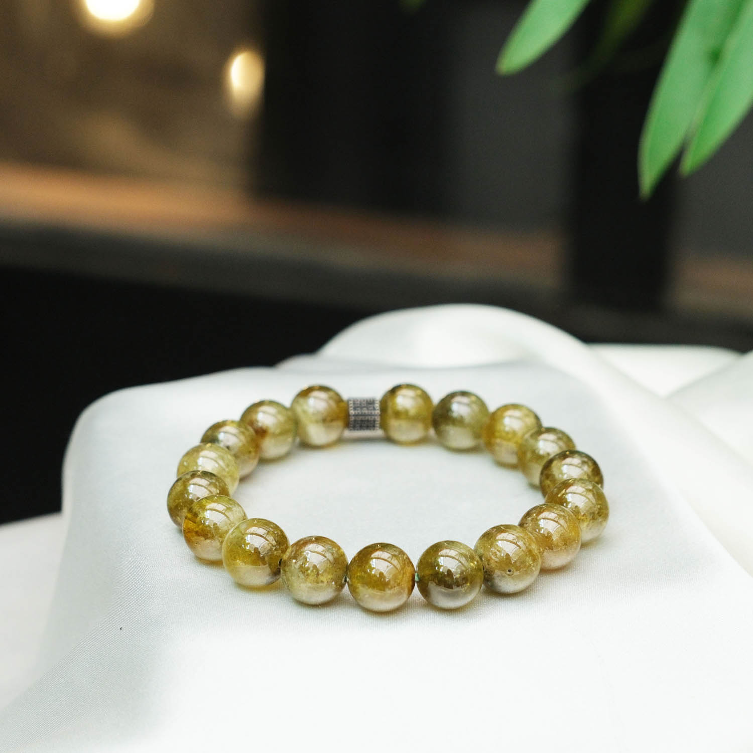 bracciale-pietra-peridoto-naturale-6a-10-11mm-argento-sfere Design-Armband aus originalen 10-11mm 6A+ Peridot-Natursteinen mit silbernem Zwischenperlen-Detail.