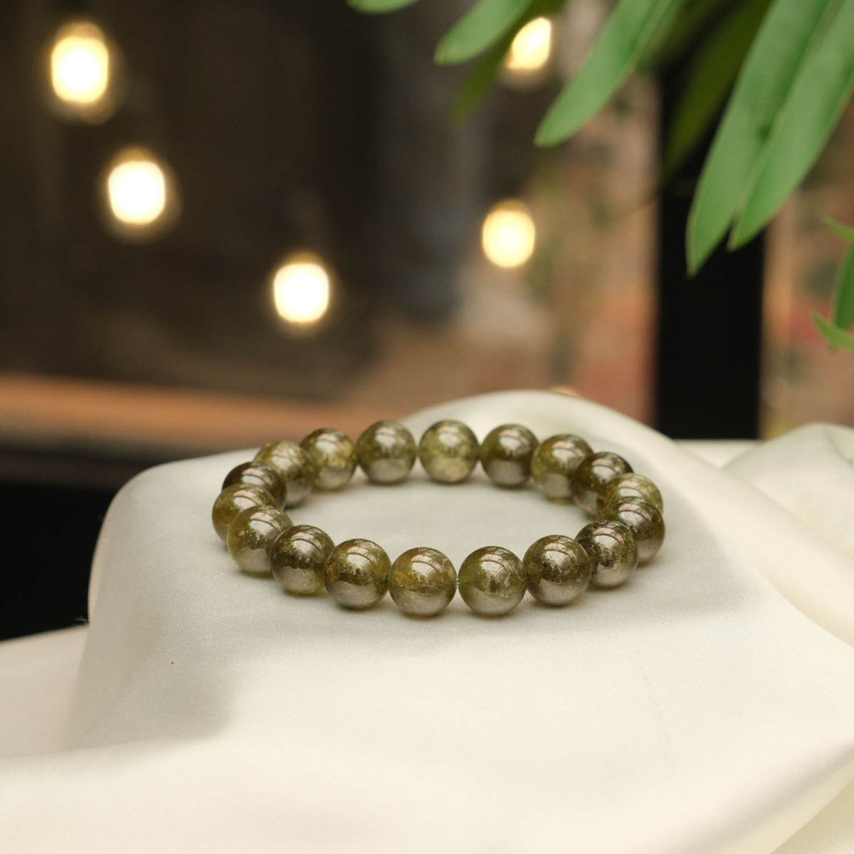 Design-Armband aus originalen 11-12mm 6A+ Peridot-Natursteinen im glatten Rundperlen-Schliff.