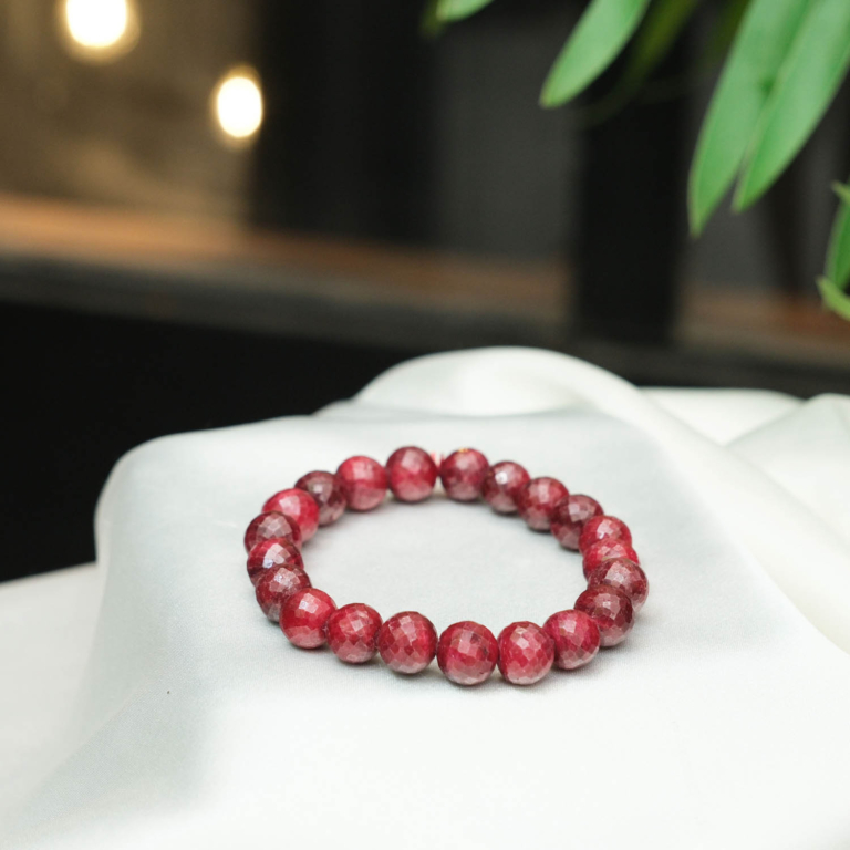Klassisches Design-Armband aus originalen 9-10mm 5A+ Rubin-Natursteinen im fasetten-geschliffenen Perlen-Schliff.
