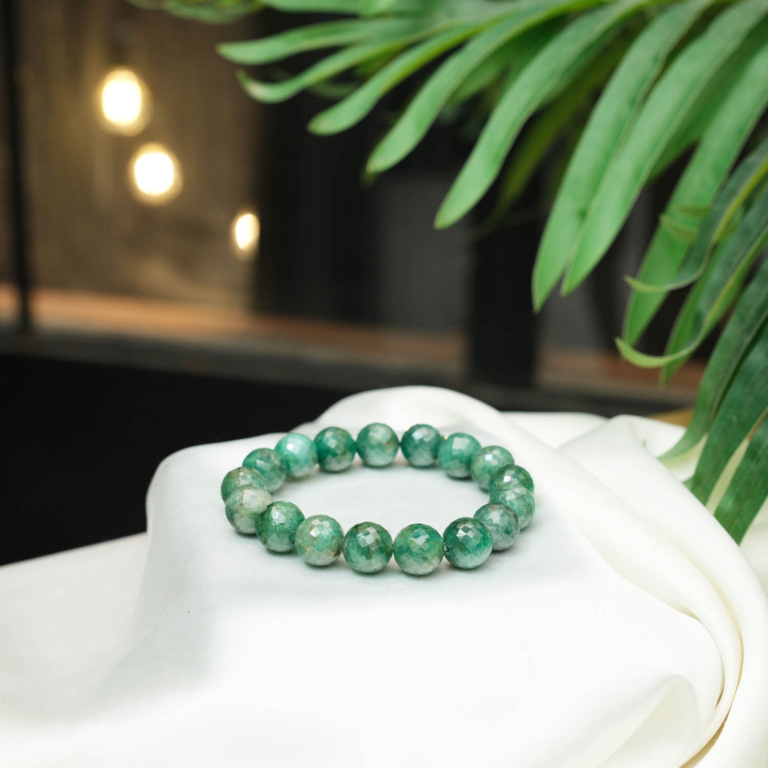Klassisches Design-Armband aus originalen 11-12mm 6A+ Smaragd-Natursteinen im fasetten-geschliffenen Perlen-Schliff.