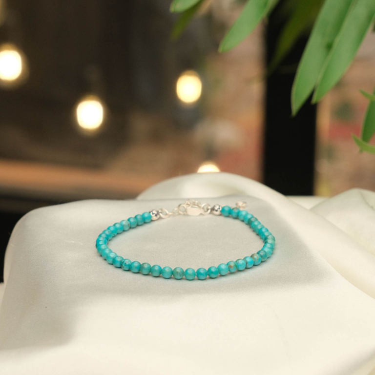 Minimalistisches Design-Armband aus originalen 4mm Türkis-Natursteinen mit Federring-Verschluss aus 925er Silber.