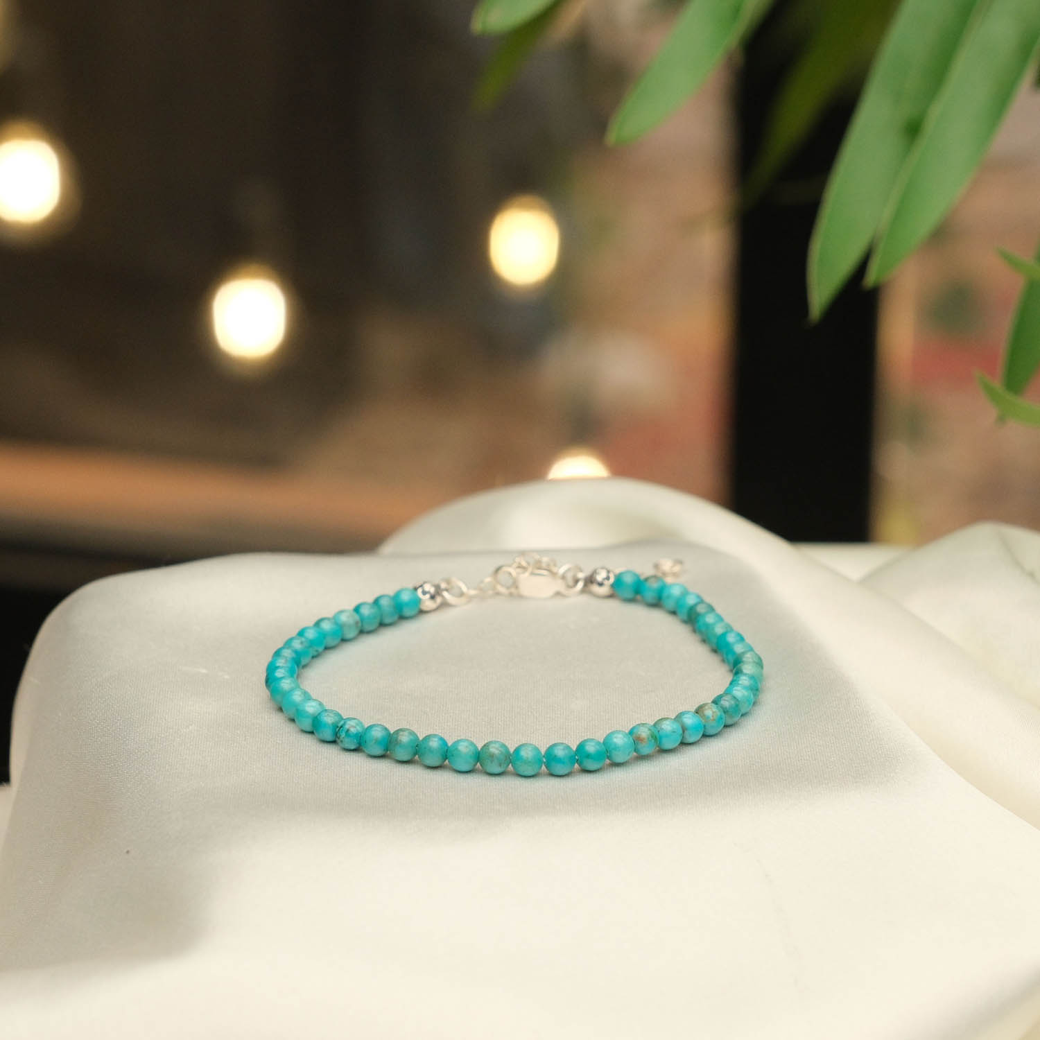 bracciale-pietra-turchese-naturale-originale-4mm-chiusura-argento Minimalistisches Design-Armband aus originalen 4mm Türkis-Natursteinen mit Federring-Verschluss aus 925er Silber.
