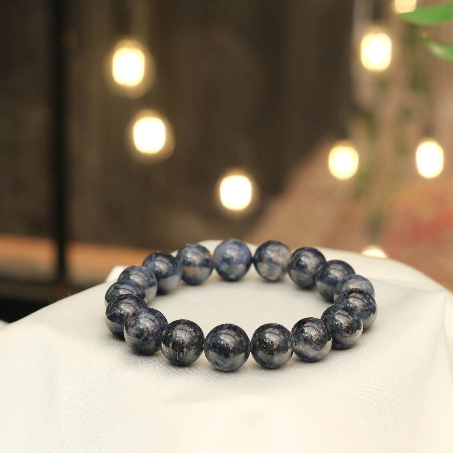 bracciale-pietra-zaffiro-blu-naturale-originale-5a-12-13mm-sfere Klassisches Design-Armband aus originalen 12-13mm 5A+ blauen Saphir-Natursteinen im glatten Rundperlen-Schliff.