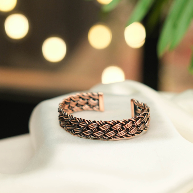 Männliches dickes geflochtenes Armband aus 100% originalem purem Kupfer mit antiken dunklen Schattierungen.