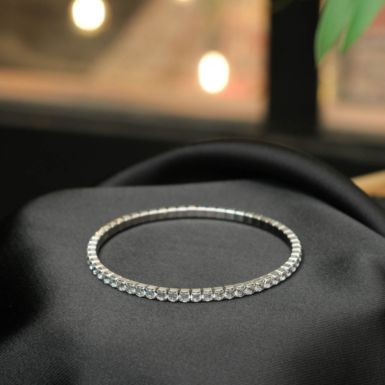 Elegantes 925er Silber Tennis-Armband besetzt mit hochglänzenden originalen Swarovski-Kristallen.