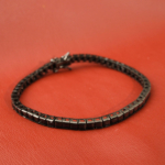 Bracciale tennis di design di lusso in argento sterling 925 con placcatura nera, ornato con pietre di onice nero naturale a taglio sfaccettato quadrato.