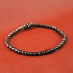 Luxus-Design-Tennisarmband aus 925er Sterlingsilber mit Schwarzvergoldung, besetzt mit originalen schwarzen Onyx-Edelsteinen im runden Facettenschliff.