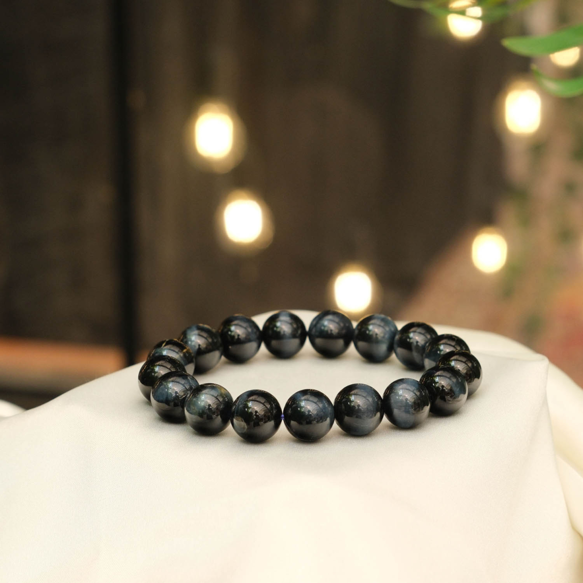 Design-Herrenarmband aus originalen 12-13mm 6A+ blauen Tigerauge-Natursteinen im glatten Rundperlen-Schliff.