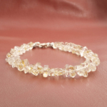 Bracciale di design di lusso ornato con cristalli grezzi di diamante di Herkimer naturale originale con inclusioni d'oro e finiture in argento.