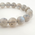 Bracelet de luxe orné de perles rondes en labradorite naturelle originale de qualité 5A+ aux reflets bleutés.