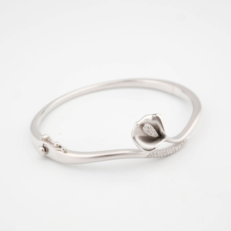 Bracciale rigido di design di lusso in argento sterling 925 con intricati dettagli in smalto fatti a mano e zirconi.