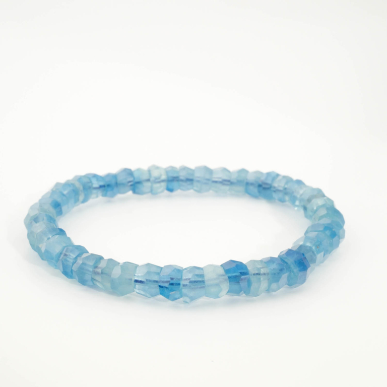 Bracelet de prestige orné de perles facettées de 4x6,5mm en aigue-marine bleue naturelle originale de qualité 8A+ VIP.