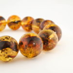 Bracelet de prestige orné de perles rondes de 14-15mm en ambre de la Baltique naturel certifié original.