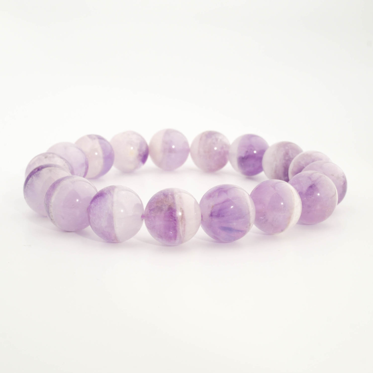 Bracciale di design ornato con sfere da 12-13mm di gemma di amatista bicolore naturale originale con sfumature viola.